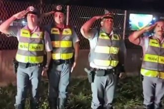 PMs batem continência para manifestantes em rodovia em SP (Foto: Reprodução/Twitter)