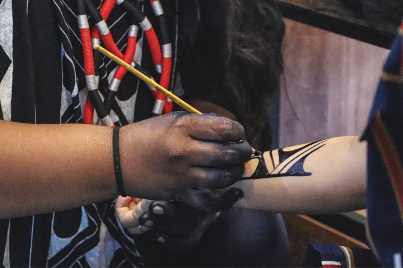 Thaís Kokama, artista e professora indígena, realiza pinturas corporais no evento (Foto: Oliveira Jr. / Manauscult)
