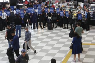 Aeronautas fazem manifestação em aeroporto: greve afeta voos (Foto: Renato S. Cerqueira/Futura Press/Folhapress)