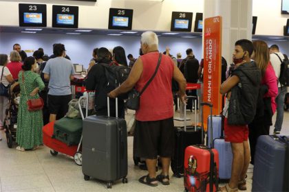 Passageiros no Aeroporto Santos Dumont, no Rio: voos cancelados (Foto: Fernando Frazão/ABr)