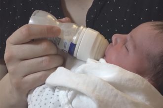 Parlamentar alega que alimentação por mamadeira prejudica a saúde do bebê (Foto: YouTube/Reprodução)
