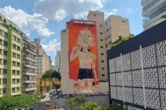 Artista manauara pinta indígena Sateré Mawé em prédio de SP (Foto: Divulgação)