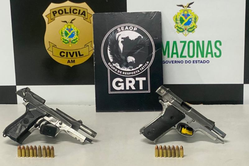 Policiais apreenderam duas armas de fogo calibre 9mm, que foram levadas ao 1º Distrito Integrado de Polícia (Foto: Divulgação/SSP-AM)