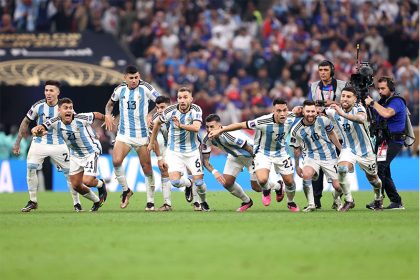 Jogadores da Argentina correrem para celebbrar título mundial após cobrança de pênalti decisivo (Foto: Reprodução/Twitter/@fifaworldcup_pt)