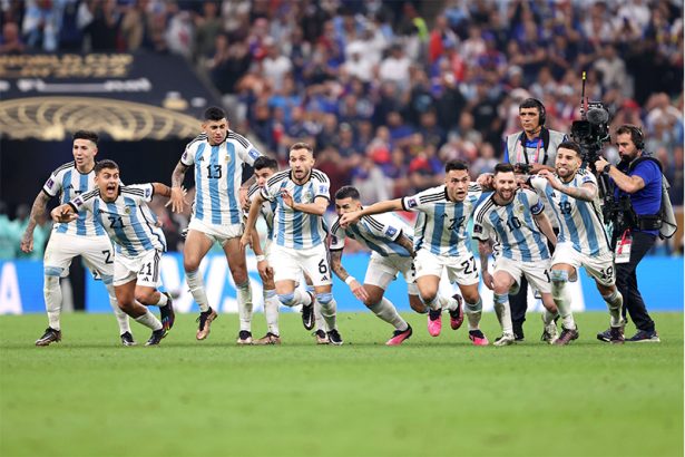 Jogadores da Argentina correrem para celebbrar título mundial após cobrança de pênalti decisivo (Foto: Reprodução/Twitter/@fifaworldcup_pt)