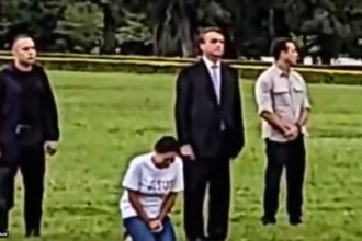 Michelle ajoelhou e Bolsonaro ficou calado em solenidade (Foto: Twitter/Reprodução)