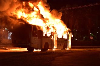 Ônibus foi queimado por vândalos em Brasília (Foto: Renato Guariba/Futura Press/Folhapress)