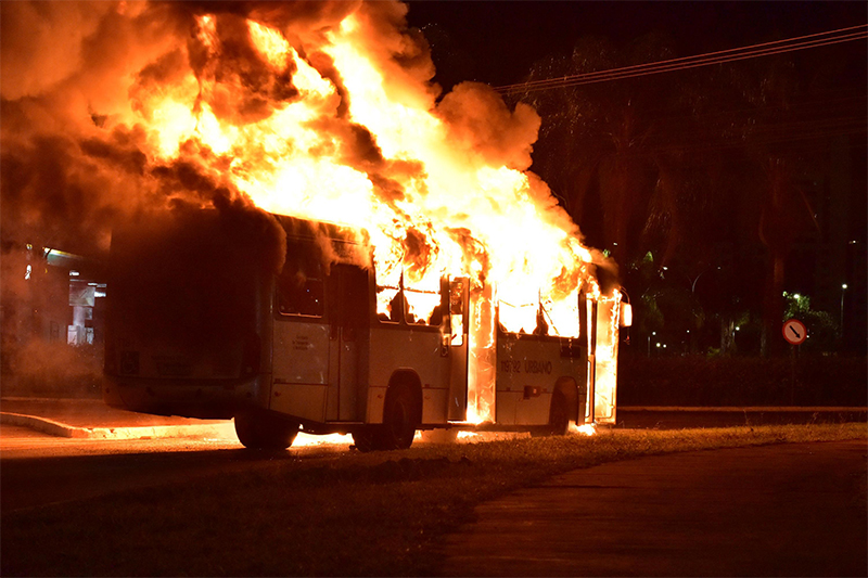 Ônibus foi queimado por vândalos em Brasília (Foto: Renato Guariba/Futura Press/Folhapress)