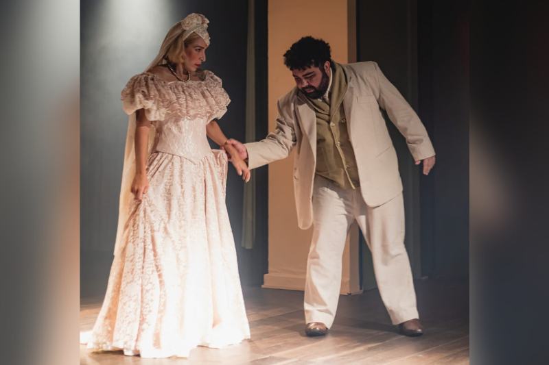 Em cena, a atriz Ana Oliveira como Sarah Coliber Fray, e Taciano Soares como Kafter (Foto: Divulgação/Hamyle Nobre) 