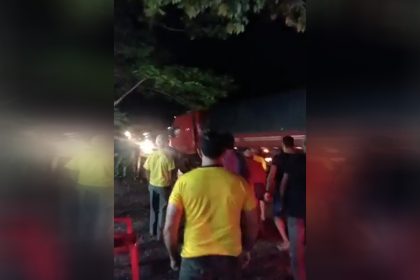 Caminhoneiro avançou sobre bloqueio de bolsonaristas (Foto: WahstApp/Reprodução)