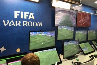 VAR tem mais tecnologia, mas com os mesmos erros (Foto: Reprodução/Twitter/@fifaworldcup_pt)