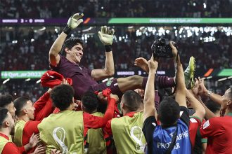 Goleiro Bounou foi festejado pelos companheiros ao defender três pênaltis (Foto: Lucas Figueiredo/CBF)
