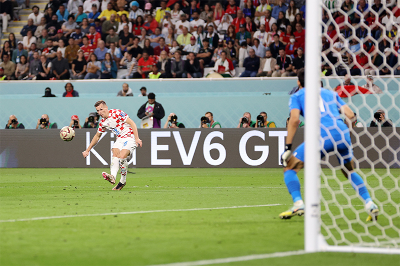 Orsic chuta para marcar o golaço da vitória da Croácia (Foto: Reprodução/Twitter/@fifaworldcup_pt)