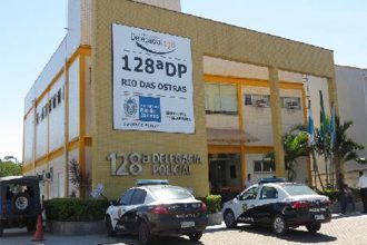 Suspeito está preso na delegacia de Rio das Ostras (Foto: PC-RJ/Divulgação)