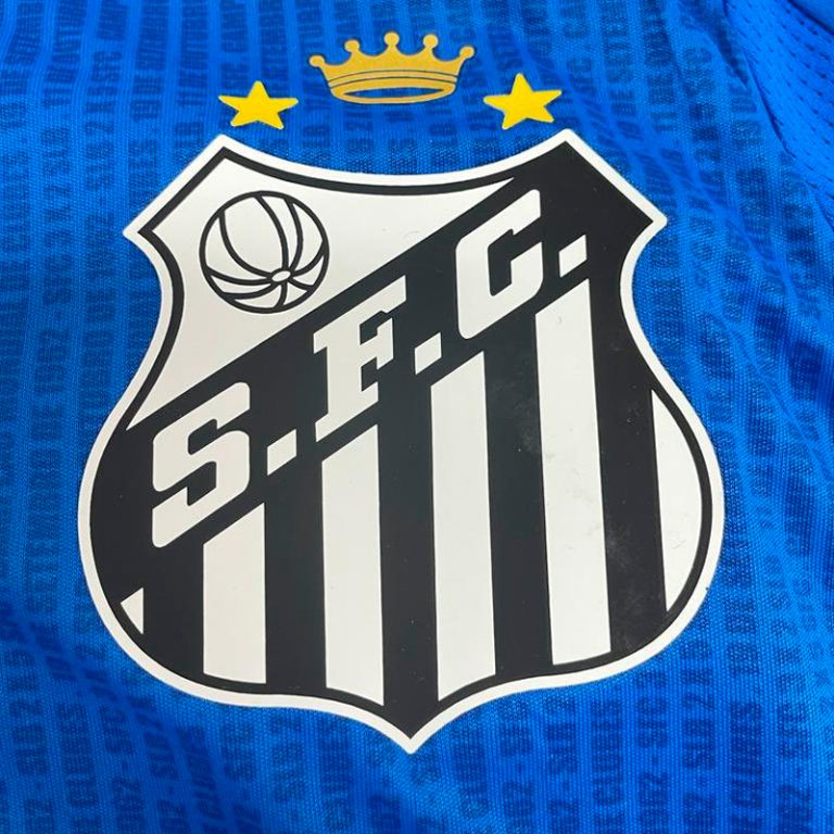 Santos homenageia Pelé com coroa em novo escudo do clube Santos homenageia Pelé com coroa em novo escudo do clube