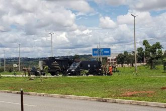 Policiais desativam explosivo encontrado em caminhão (PMDF/Divulgação)