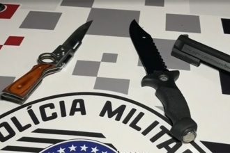 Autor do atentado usou duas facas (Foto: Ge/YouTube/Reprodução)