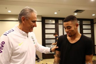O técnico Tite com Gabriel Jesus: atacante está fora da Copa (Foto: Lucas Figueiredo/CBF)