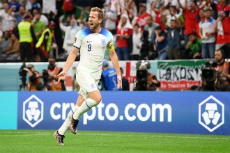 Harry Kane comemora o primeiro gol dele na Copa do Qatar (Foto: Reprodução/Twitter/@fifaworldcup_pt)