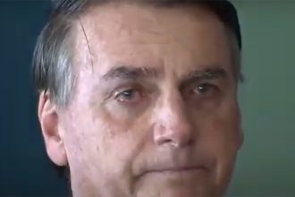 Presidente Jair Bolsonaro chorou em solenidade militar (Foto: TV Brasil/Reprodução)