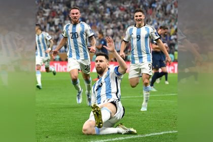 Messi abriu o placar para o título da Argentina cobrando pênalti (Foto: Reprodução/Twitter/@fifaworldcup_pt)