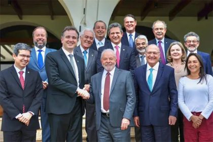 Lula com presidente do Senado, Rodrigo Pacheco, e aliados: equipe gigante (Foto: Ricardo Stuckert/PT/Divulgação)