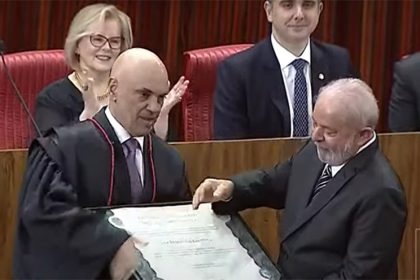 Lula recebe diploma do presidente do TSE, Alexandre de Morais (Foto: CNN/YouTube/Reprodução)