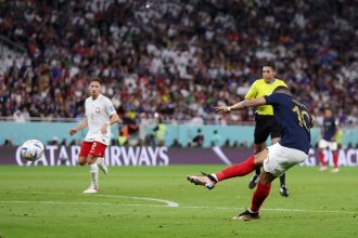 Mabppé chuta para marcar golaço (Foto: Reprodução/Twitter/@fifaworldcup_pt)