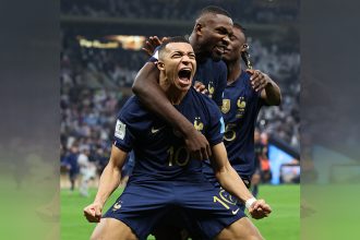 Mbappé fez história ao marcar 3 gols na final da Copa do Qatar (Foto: Reprodução/Twitter/@fifaworldcup_pt)