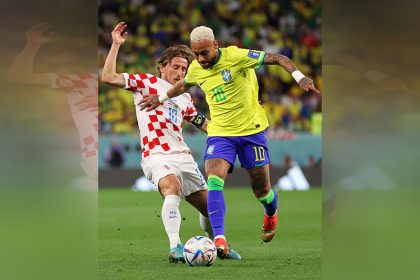 Neymar em lance de jogo: marcação eficiente da equipe croata (Foto: Reprodução/Twitter/@fifaworldcup_pt)