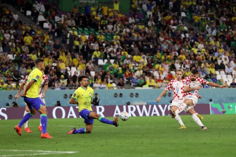 Brasil tinha seis jogadores no ataque quando levou o gol de empate