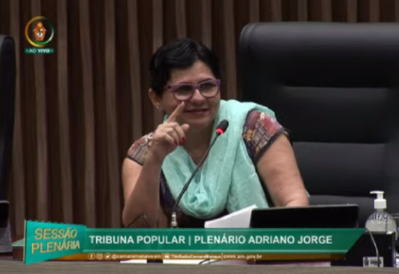 Professora Francenilza Viana reclama de falta de atenção dos vereadores durante evento (Foto: Reprodução/YouTube)