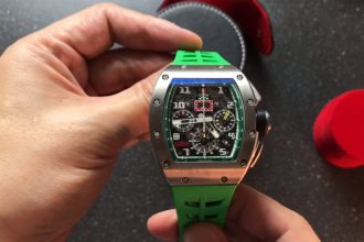 Richard Mille RM011 Le Mans é em ouro rosé e titânio (Foto: YouTube/Reprodução)