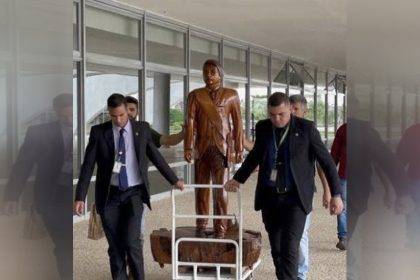 Retirada de estátua de Bolsonaro viraliza em rede sociais (Foto: Reprodução/Twitter)