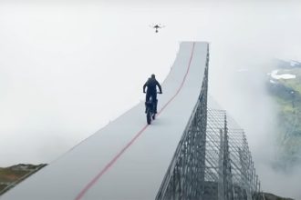 Tom Cruise salta de plataforma em precipício na Noruega (Foto: Paramount/YouTube/Reprodução)