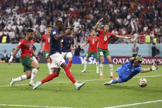 Kolo Muani chuta para marcar o segundo gol da França (Foto: Reprodução/Twitter/@fifaworldcup_pt)