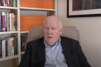 Timothy Power afirma que Lula tem capacidade de negociar, mas bolsonarismo é um desafio (Foto: IREE/YouTube/Reprodução)