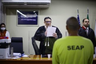 Réu é condenado a 28 anos de prisão por matar a esposa a pauladas (Foto: Marcus Phillipe/TJAM)