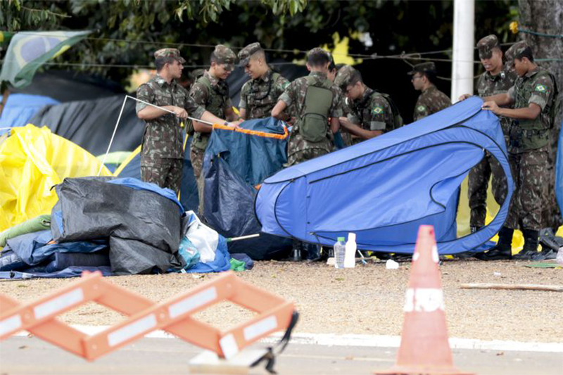 Acampamento é desmontado pelo Exército em Brasília: desmobilização de golpistas (Foto: Marcello Casal Jr/ABr)