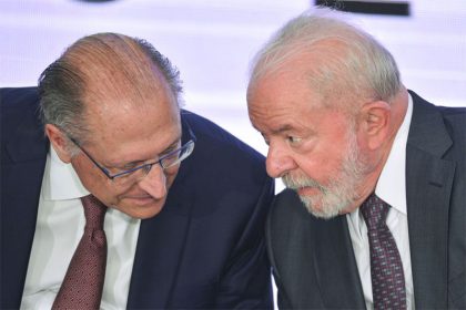 Geraldo Alckmin com Lula em solenidade de posse: defesa da reforma tributária (Foto: Marcelo Camargo/ABr)