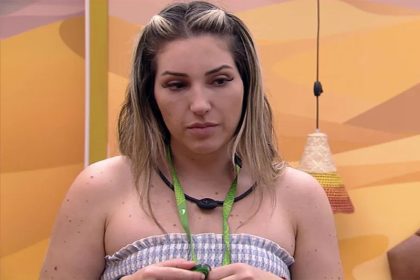 Amanda reclama de ser ignorada por Fred (Foto: Gobloplay/Reprodução)