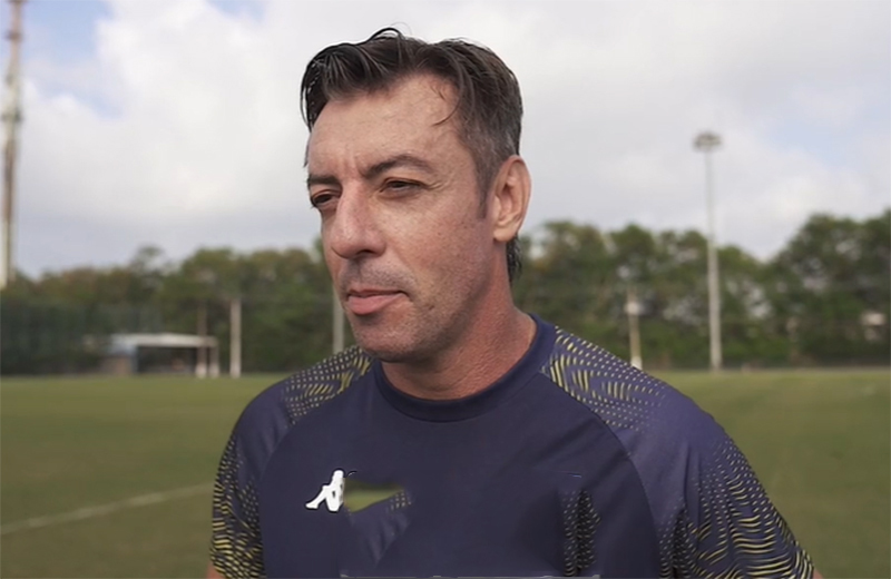 Árbitro Raphael Claus: jogadores na Europa são mais educados (Foto: CBF TV/Reprodução)