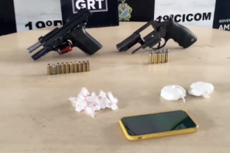 Armas e drogas apreendidas com Décio, no bairro da Compensa (Foto: Reprodução)