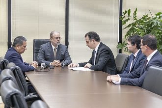 Augusto Aras recebe documento de Rodrigo Pacheco: reação do Legislativo (Foto: Leonardo Prado/Secom/MPF)