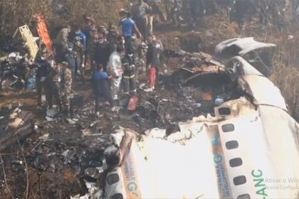 Parte da fuselagem do avião ficou em uma ribanceira (Foto: Twitter/Reprodução)