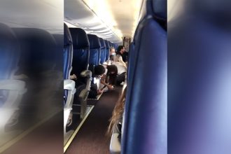 Passageiros deitaram nos assentos para escapar dos tiros (Foto: Reprodução/Twitter)