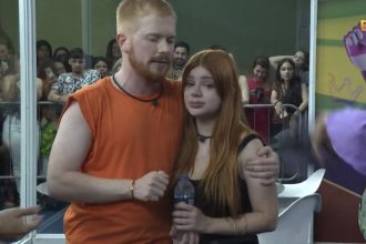 Manoel consola Giovanna, que foi criticada por fãs do BBB (Foto: Globoplay/Reprodução)