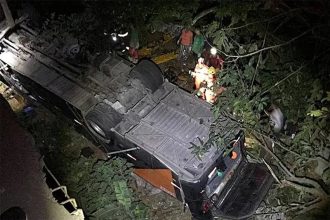 Ônibus ficou de cabeça para baixo (Foto: O_Vigilante Online/Autorizado)