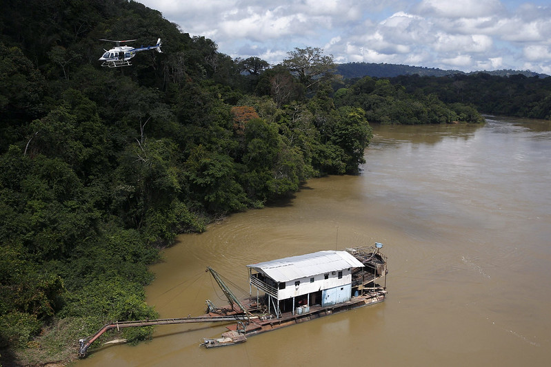 Para fugir da fiscalização, balsas de garimpo migram para Amazônia profunda  - 14/11/2022 - UOL TAB