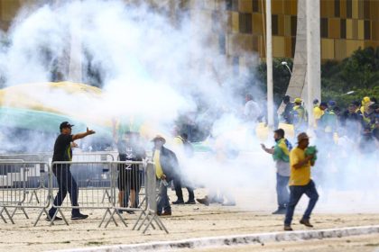 Golpistas são reprimidos por bombas de gás lacrimogênio: terrorismo em Brasília (Foto: Marcelo Camargo/ABr)